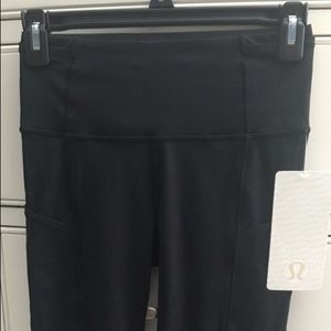 NWT LULU LEMON FAST AND FREE CROP workout pants.
